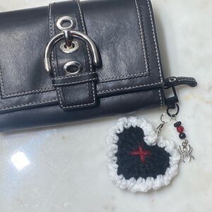 Charm crochet Black and white heart